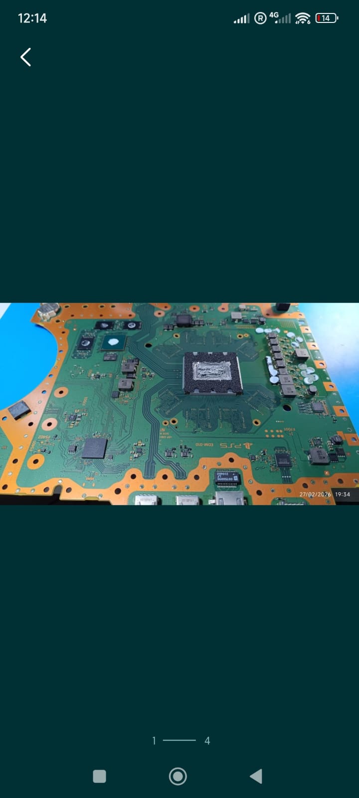 Fotografia real de uma placa de PlayStation 5 na bancada SafeCore